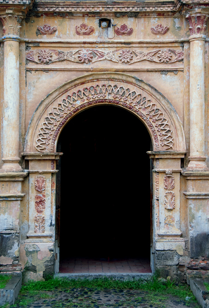 Façade, main portal - Capilla San Joaquín