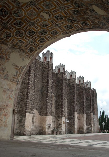 Nave buttressing & capilla abierta vault - San Nicolás de Tolentino, façade, bell-tower, portería & nave