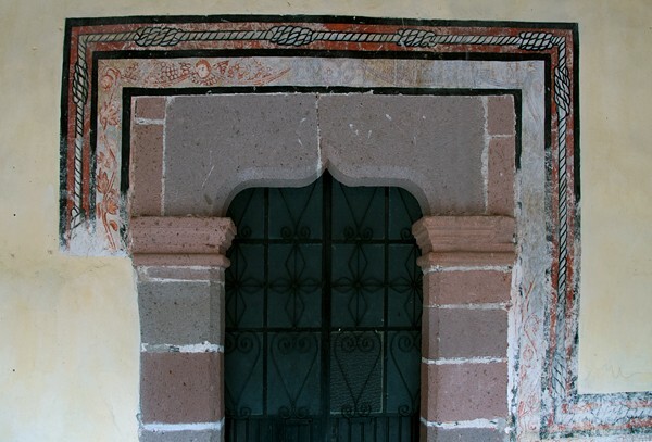 Lower cloister ambulatory, portal with painted alfiz - San Martín