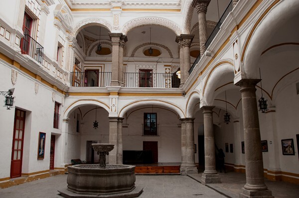 Patio & fountain - Casa de las Bóvedas