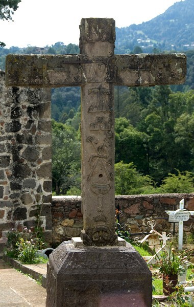 Atrial cross, front - Capilla de los Zapateros