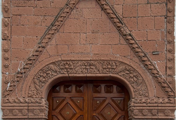 Façade portal, archivolt & pediment - San Jerónimo