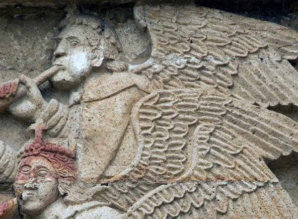 Architrave detail (right), trumpeting angels - San Martín, porciúncula portal