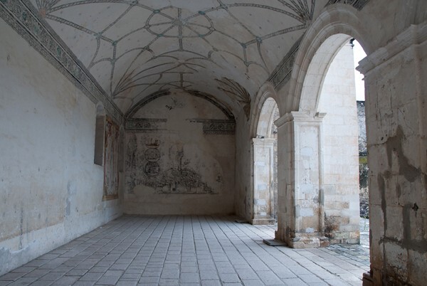 Barrel vault & Crucifixion mural - Portería murals