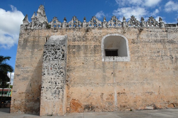 San Antonio de Padua, exterior nave buttressing & crenellation - Tekit, Yucatán