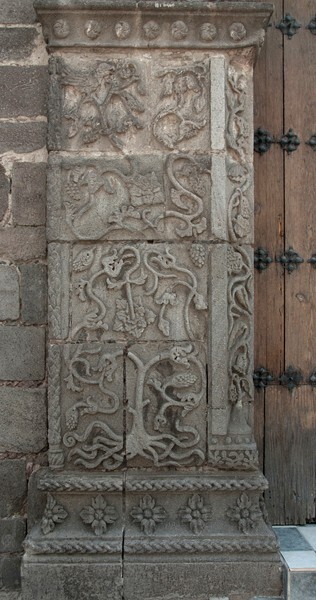Façade portal, left pilaster - Iglesia Sanctorum