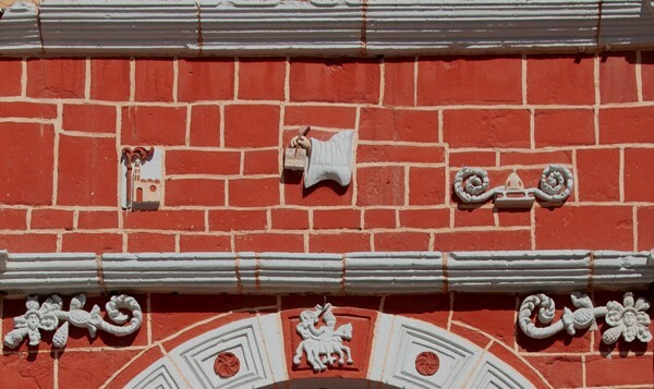 Façade portal entablature - Santiago Apóstol