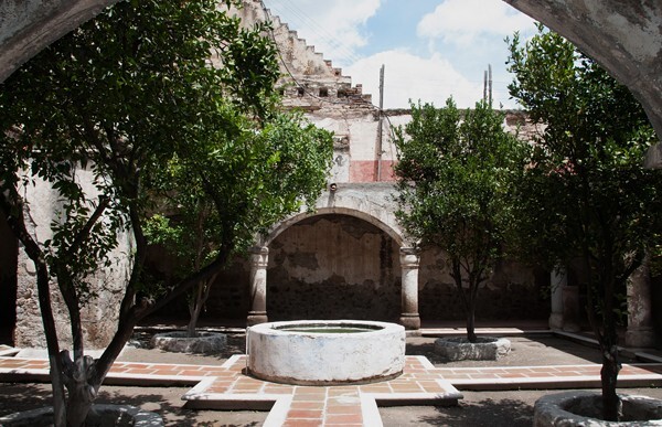 Cloister & well - La Asunción de Nuestra Señora, façade, porciúncula portal, capilla abierta, nave & cloister