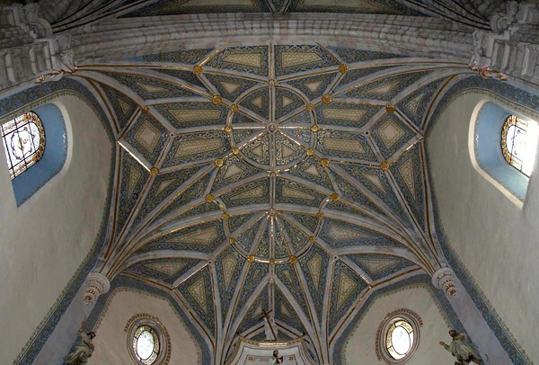 Sanctuary & chancel arch - San Pablo, nave, sacristy & cloister
