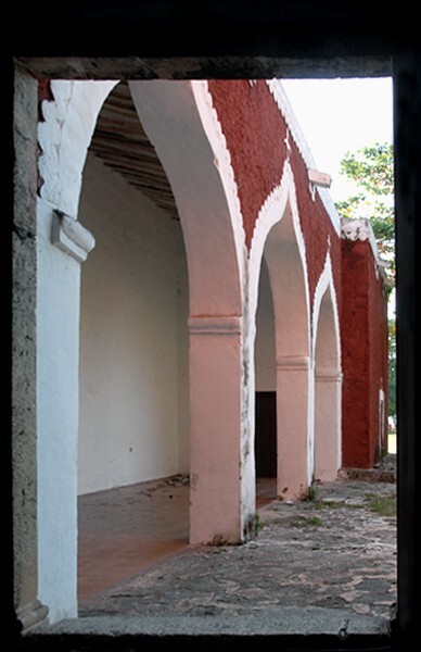 La Transfiguración, portería, ogee arches - Façade, porterías, high altar & baptismal font