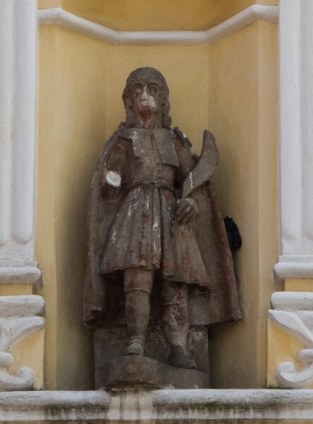 Façade, middle tier sculpture, Franciscan tertiary - La Tercera Orden