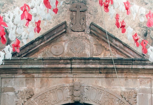 Façade portal pediment - El Humilladero