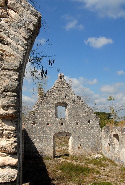 Church name unknown, ruined nave - Loché, Yucatán