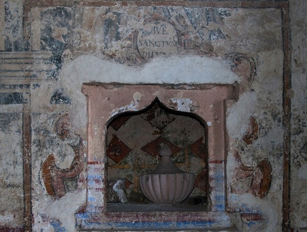 Cloister wall, wall niche - San Miguel Arcángel, cloister with murals