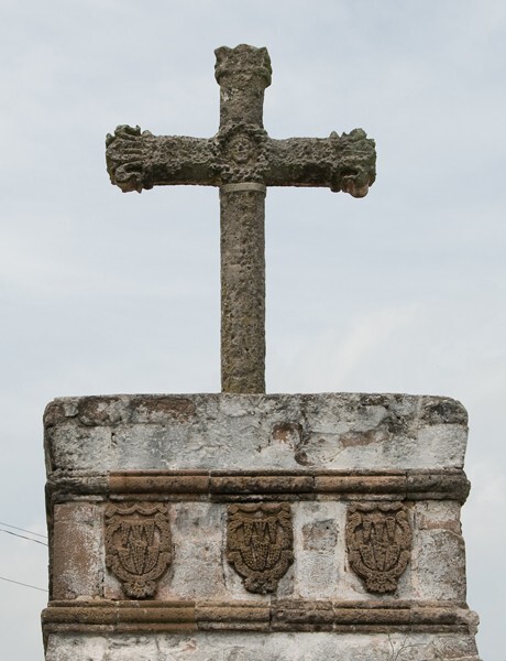 Front & stump with Franciscan insignias - Cross of Doendó