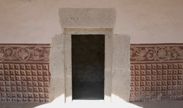 Lower cloister walk, confessional & dado mural - Santa María Magdalena, cloister & convento
