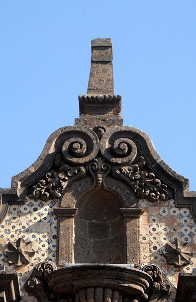 Hospital de Nuestra Señora del Refugio, main portal, top niche - Tlaquepaque, Jalisco
