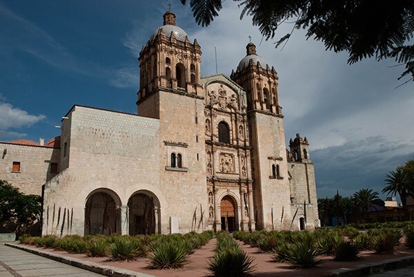 Façade & portería (left) - Façade