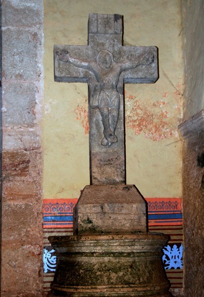 Nave vestibule, stone crucifixion - Maní, San Miguel Arcángel