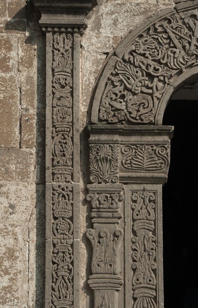 San Lorenzo, façade portal pilasters & alfiz (left) - Totolinga, México