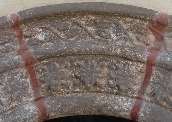 San Gabriel Arcángel, façade, main portal, archivolt keystone voussoir - San Gabriel Azteca, Hidalgo