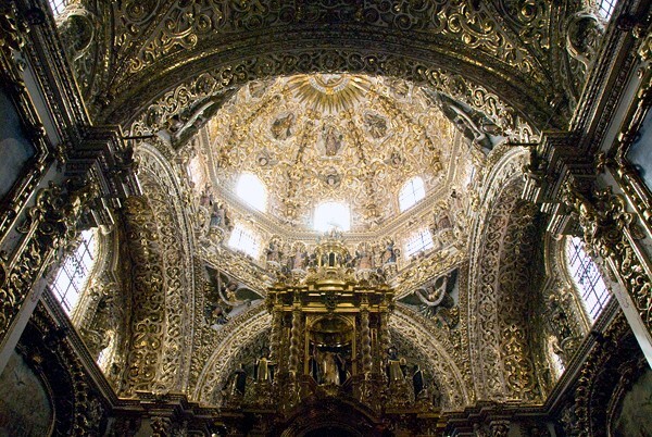 Sanctuary baldachin detail and cupola - Capilla del Rosario