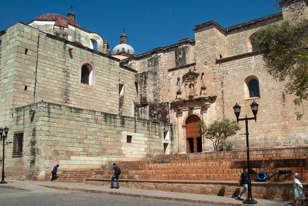 South portal & Capilla del Rosario (left) - Façade