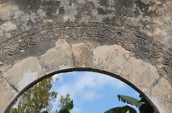 San Juan Bautista, cemetery gate, arch voussoirs & relief - Tixcacaltutyub, Yucatán