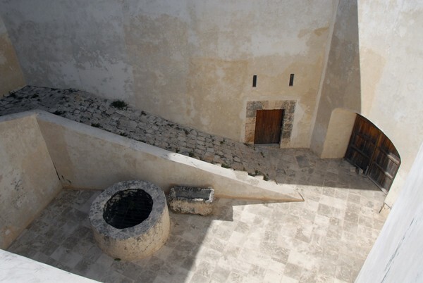 Puerta de Tierra, well - Baluartes (Bastions)