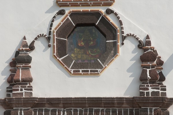San Jerónimo, façade, choir loft window & portal cornice finials - Xonacahuacan, México
