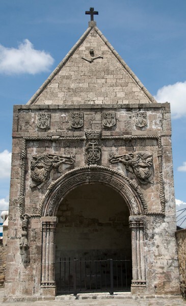 San Miguel Arcángel, NW posa, E façade - San Miguel Arcángel, capilla posas