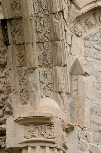 San Juan Bautista, capilla abierta chancel arch & right pillar capital - San Juan Bautista, capilla abierta