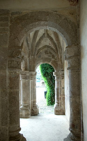 NE posa chapel, arch & ribbed vault - Cloister, convento, capilla abierta & posas, atrial cross