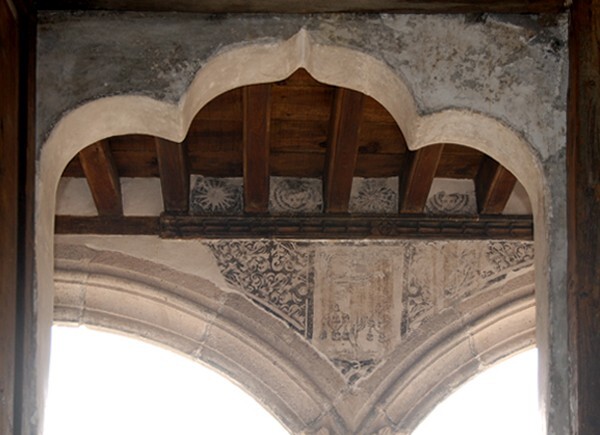 Upper cloister stairwell entrance, trefoil arch - San Andrés, cloister with murals