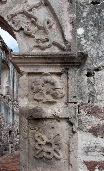 Convento portal, right pilaster & archivolt voussoirs - Santiago Apóstol (ruins)