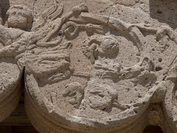 Roundel, floral relief - San Francisco, capilla abierta