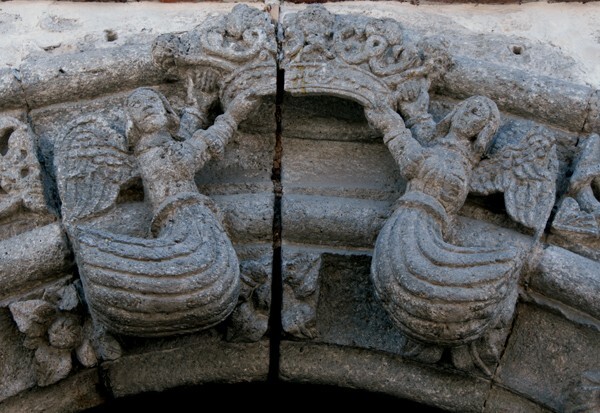 Façade portal, archivolt keystones, angels with crown - La Concepción