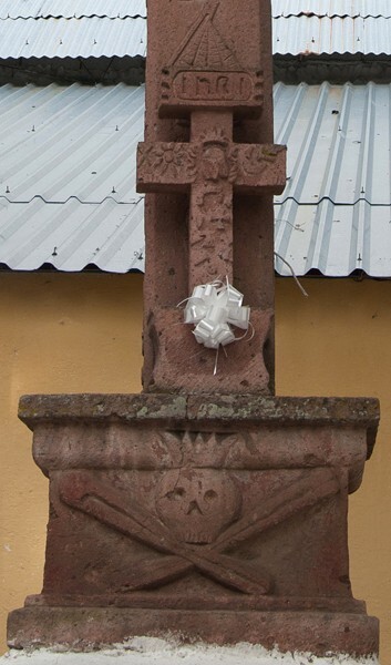 Santiago, atrial cross base & diminutive cross - Chapatongo, Hidalgo