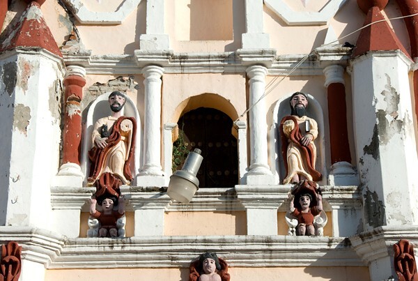Façade, choir loft window with sculptures - San Pedro Colomoxco
