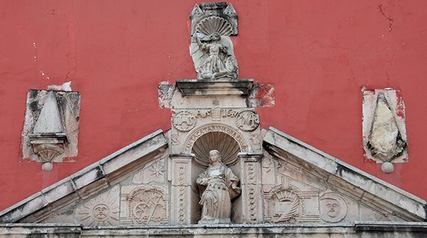 S portal pediment - San Juan de Dios