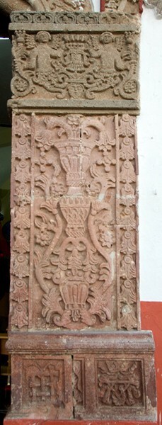 La Inmaculada Concepción, façade portal, right pilaster - Ixtapan de la Sal, México