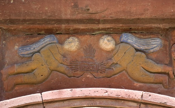 Capilla Casqueros, façade portal, architrave relief - San Miguel Viejo, Guanajuato