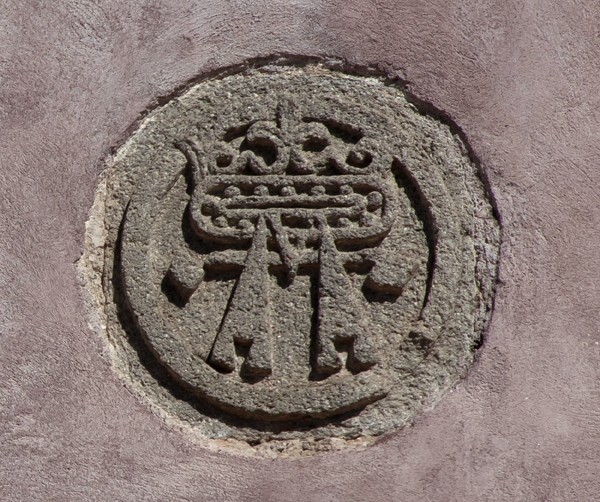 S portal alfiz, Marian insignia (left) - La Purísima Concepción