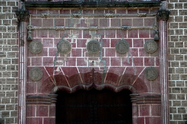 Façade portal alfiz & multifoil arch - San Miguel Arcángel, façade, portería, crosses & porciúncula door