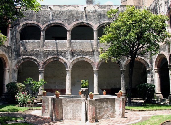 Cloister & fountain - San Miguel Arcángel, cloister & murals