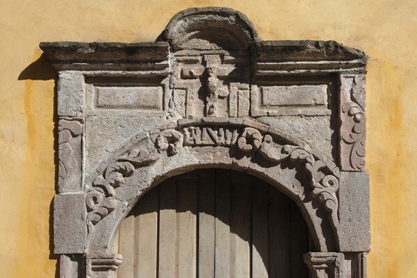 Capilla de los Angeles, façade portal alfiz, archivolt & architrave - San Miguel Ixtla, Guanajuato