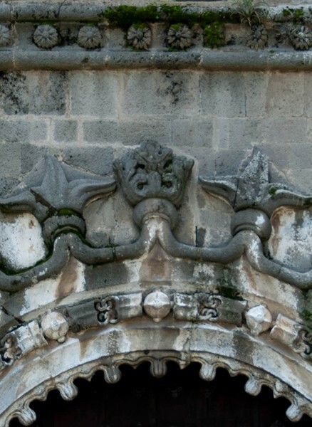 Porciúncula portal, detail - San Miguel Arcángel, façade, portería, crosses & porciúncula door