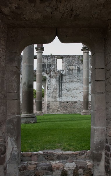 Basilica arches via ogee window - Santiago Apóstol (ruins)