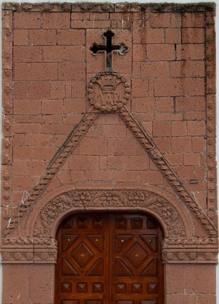 Façade alfiz & pediment - San Jerónimo