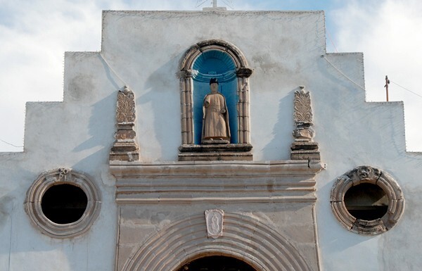 San Ignacio, façade portal, cornice finials & oculi - Onavas, Sonora